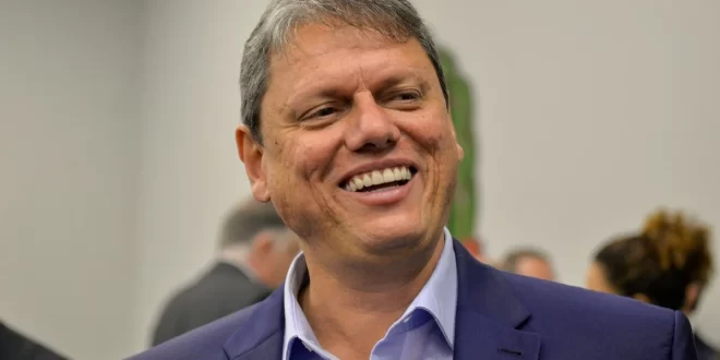 Típico: “Quando for Coca-Cola, eu me preocupo”, diz Tarcísio de Freitas sobre bebidas com metanol