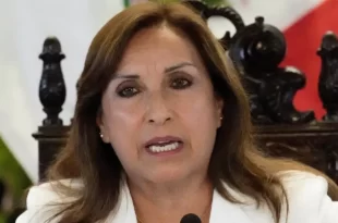 Dina Boluarte sofre impeachment; presidente do Congresso assume a presidência do Peru