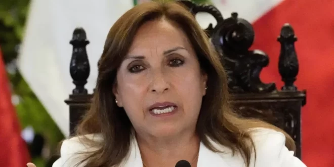 Dina Boluarte sofre impeachment; presidente do Congresso assume a presidência do Peru