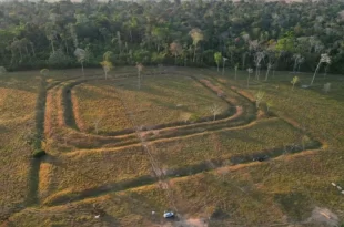 Trabalho de fotógrafos do Acre sobre Geoglifos da Amazônia ganha exposição permanente em Manaus