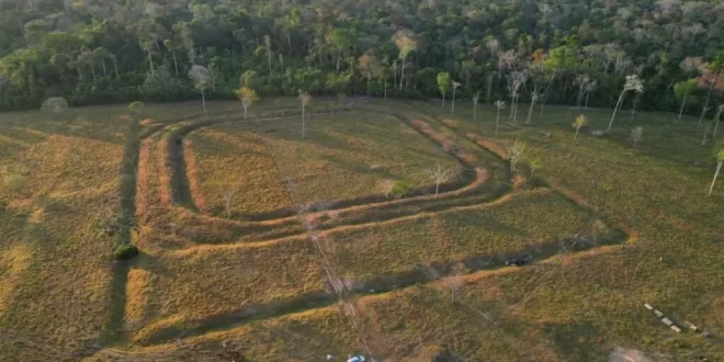 Trabalho de fotógrafos do Acre sobre Geoglifos da Amazônia ganha exposição permanente em Manaus