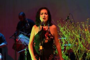 Cantora acreana leva a música amazônica para os palcos de Florianópolis