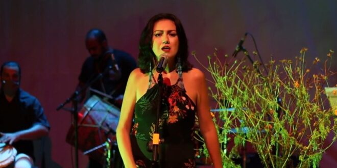 Cantora acreana leva a música amazônica para os palcos de Florianópolis