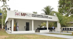 Prefeito do Bujari dá uma de Silvio Santos, joga dinheiro para a plateia e é denunciado pelo MPAC