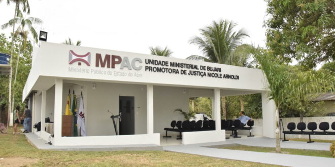 Prefeito do Bujari dá uma de Silvio Santos, joga dinheiro para a plateia e é denunciado pelo MPAC