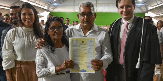 Casal de Porto Walter oficializa união após 31 anos juntos, em casamento coletivo