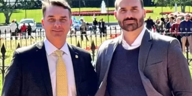 Flávio e Eduardo vão a El Salvador para visitar Bukele, ídolo dos bolsonaristas
