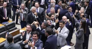 370 deputados votam e o crime agradece
