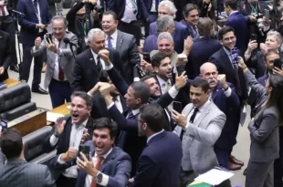 370 deputados votam e o crime agradece