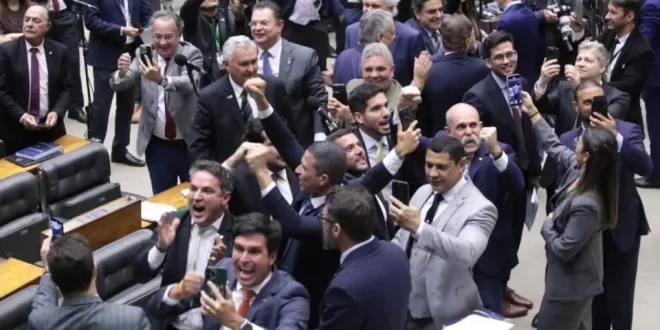 370 deputados votam e o crime agradece