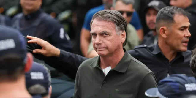 Moraes determinou prisão de Bolsonaro sem algemas e exposição midiática