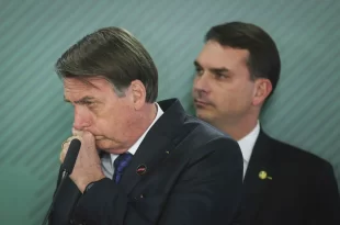 Bolsonaro tentou romper tornozeleira e usaria “vigília” de Flávio para fugir, diz Moraes