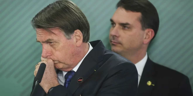 Bolsonaro tentou romper tornozeleira e usaria “vigília” de Flávio para fugir, diz Moraes