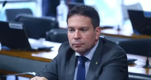 Motta restringe voto remoto de deputado no exterior e caso Ramagem se complica