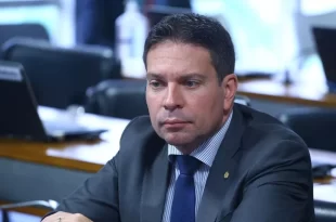 Motta restringe voto remoto de deputado no exterior e caso Ramagem se complica