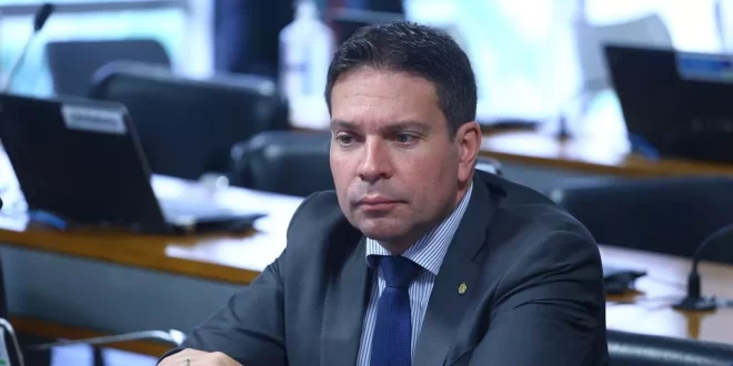 Motta restringe voto remoto de deputado no exterior e caso Ramagem se complica