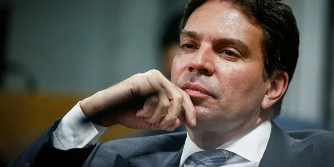 Cara-de-pau: foragido nos EUA, Ramagem pede reembolso de gasolina usada por terceiros
