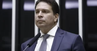 Hugo Motta fecha os olhos: Ramagem votou em 132 propostas enquanto esteve foragido