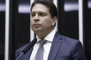Hugo Motta fecha os olhos: Ramagem votou em 132 propostas enquanto esteve foragido