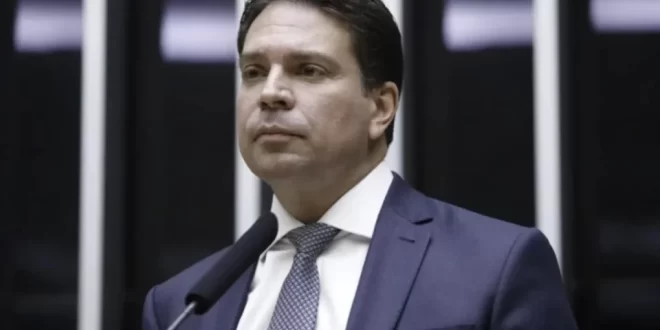 Hugo Motta fecha os olhos: Ramagem votou em 132 propostas enquanto esteve foragido