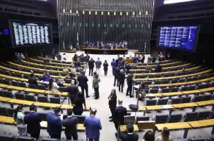 Negacionistas climáticos: seis deputados do Acre e os três senadores votaram para acabar com a Licença Ambiental