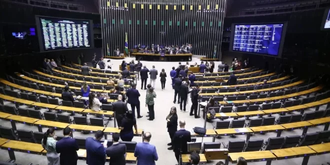 Negacionistas climáticos: seis deputados do Acre e os três senadores votaram para acabar com a Licença Ambiental