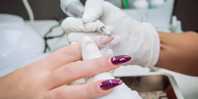 Anvisa proíbe substâncias utilizadas em unhas de gel por risco de câncer