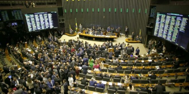 Lei amplia programas de transporte e alimentação escolar para escolas federais