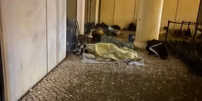 Brasileiros passam madrugadas na fila e esperam 18 horas para tirar cidadania em Portugal