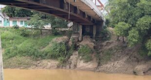 Erosão expõe possível risco estrutural em ponte que liga Brasiléia a Cobija