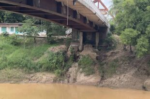 Erosão expõe possível risco estrutural em ponte que liga Brasiléia a Cobija