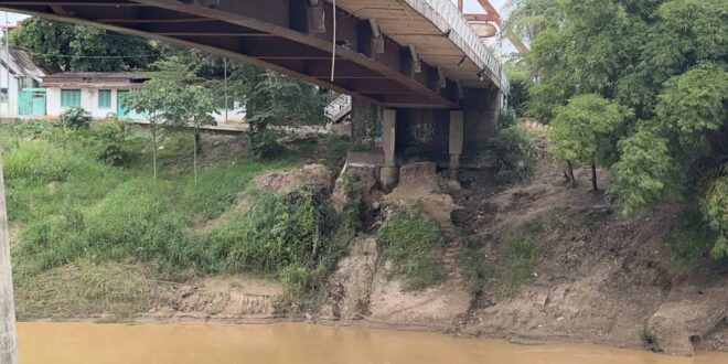 Erosão expõe possível risco estrutural em ponte que liga Brasiléia a Cobija