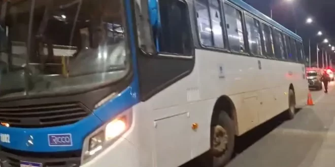 Mulher e criança de 5 anos caem de ônibus em movimento após porta se abrir na Ponte Metálica