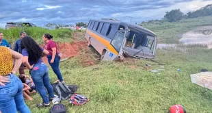 Ônibus escolar perde a direção e cai em sangradouro de açude na AC-40