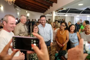 Gladson Camelí e servidores comemoram 50 anos da Emater