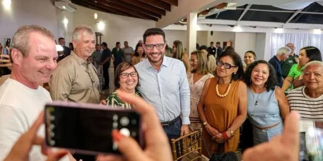 Gladson Camelí e servidores comemoram 50 anos da Emater