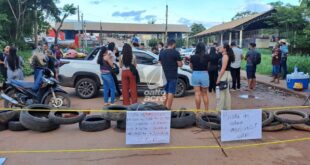 Estudantes bloqueiam Ponte Internacional em protesto contra reajuste de até 140% em taxas acadêmicas