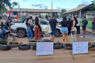 Estudantes bloqueiam Ponte Internacional em protesto contra reajuste de até 140% em taxas acadêmicas