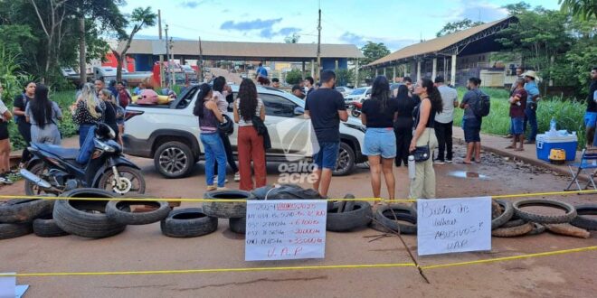 Estudantes bloqueiam Ponte Internacional em protesto contra reajuste de até 140% em taxas acadêmicas