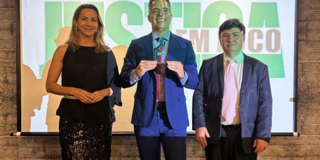 É O cara: Celso Araújo recebe prêmio Justiça em Foco 2025