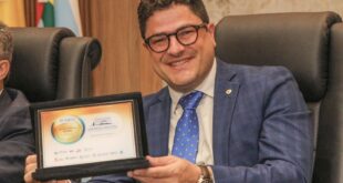 Em solenidade no TCE, deputado Eduardo Ribeiro recebe premiação da ALEAC por destaque em transparência pública