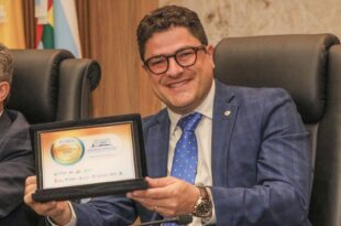 Em solenidade no TCE, deputado Eduardo Ribeiro recebe premiação da ALEAC por destaque em transparência pública