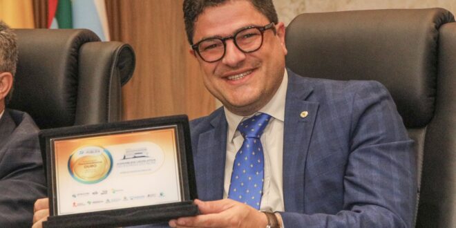 Em solenidade no TCE, deputado Eduardo Ribeiro recebe premiação da ALEAC por destaque em transparência pública