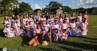 Estudantes de aldeia indígena em Assis Brasil celebram formatura do ensino fundamental
