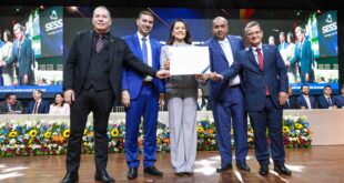 Presidente Nicolau Júnior entrega Título de Cidadã Benemérita à vice-governadora Mailza Assis