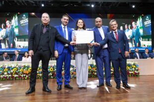 Presidente Nicolau Júnior entrega Título de Cidadã Benemérita à vice-governadora Mailza Assis