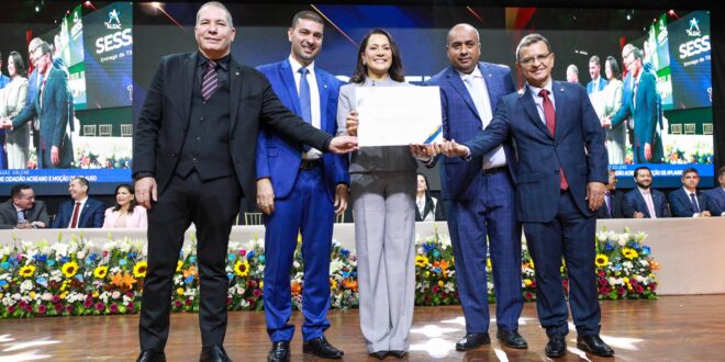 Presidente Nicolau Júnior entrega Título de Cidadã Benemérita à vice-governadora Mailza Assis