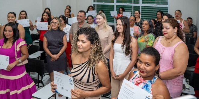 Estado certifica mulheres em cursos profissionalizantes no Juruá