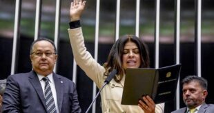 Antônia Lúcia joga lenha na fogueira que queima deputado-pastor Silas Câmara