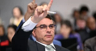 Água bateu na bunda: Flávio Bolsonaro muda de ideia sobre presos que alegam doença